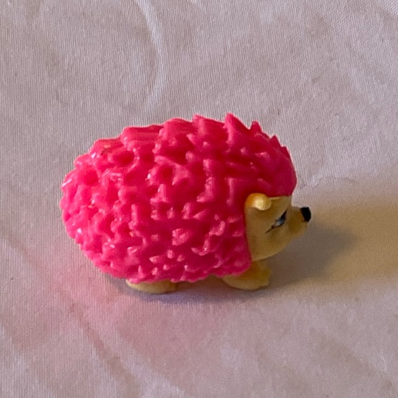 Monster High Pets 13 Wishes Howleen Wolf Doll Pet Pink Hedgehog Cushion - Picture 2 of 2